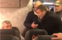 В аэропорту Львова на борту самолета SkyUP пассажиру в драке выбили зубы