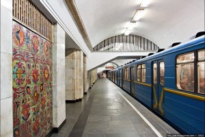 Червона гілка київського метро "стоїть"