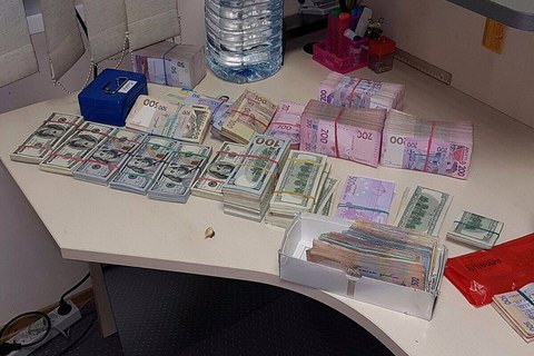 В Днепре при обыске в конвертцентре изъяли $150 тысяч