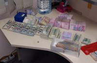 В Днепре при обыске в конвертцентре изъяли $150 тысяч