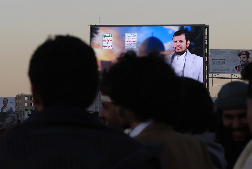 Єменці біля білборда із зображенням лідера хуситів Абдул-Маліка аль-Хуси в Сані, Ємен, 28 грудня 2025 року. Аль-Хуса попередив, що ізраїльська присутність у Сомаліленді стане військовою мішенню для його сил після визнання Ізраїлем Сомаліленду.