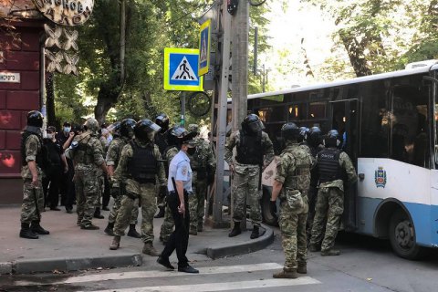 Прокуратура АР Крим порушила кримінальні справи через нові обшуки та затримання кримських татар  
