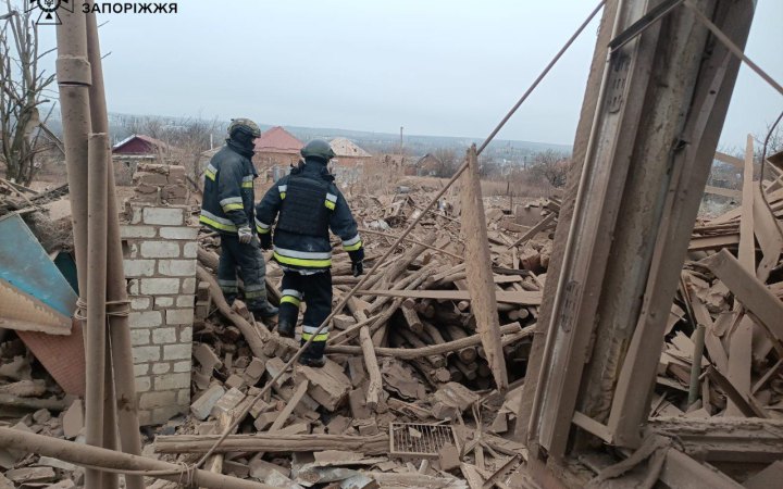 У Запорізькій області жінку врятували з-під завалів будинку, зруйнованого РФ