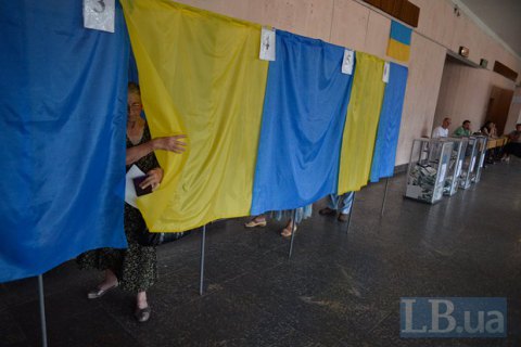​Началось голосование на довыборах в Раду в 7 округах