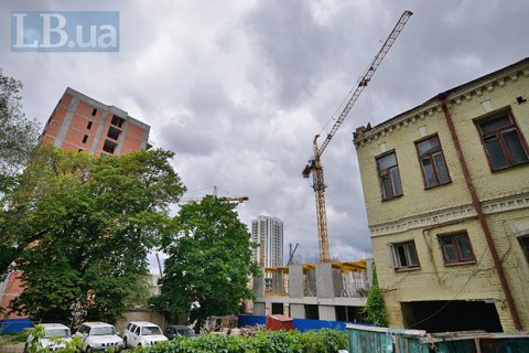 Киевляне жалуются на ведение строительных работ на месте Сенного рынка в ночное время и выходные дни