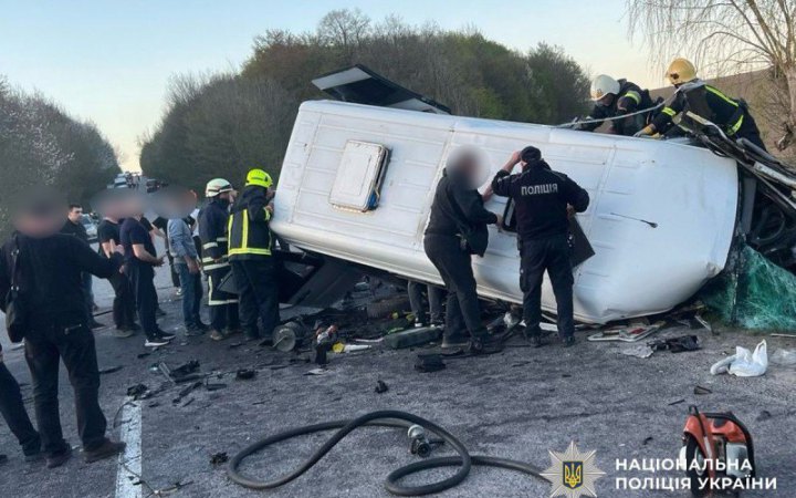 На Вінниччині легковик врізався у маршрутку, троє загиблих