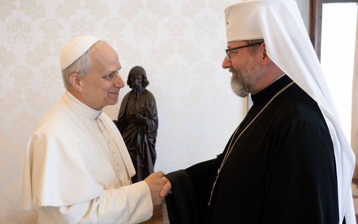 Глава УГКЦ побував на аудієнції у Папи Лева XIV, запросив його в Україну і подарував картину