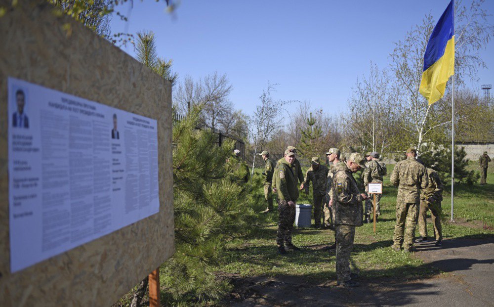  Військовослужбовці голосують на спеціальній виборчій дільниці недалеко від лінії фронту в селі Попасна Луганської області, 21
квітня 2019 року.
