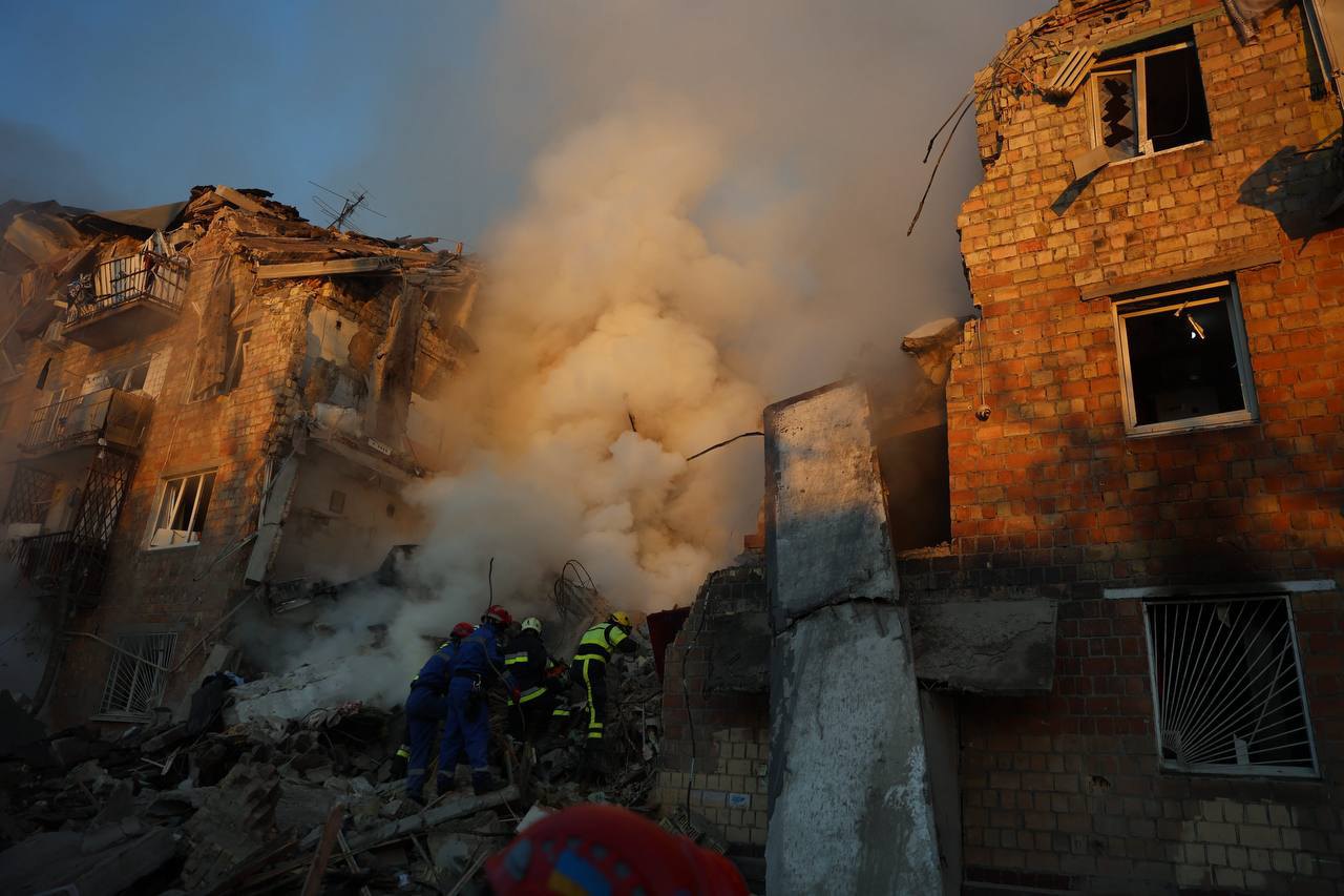 Зруйнований під'їзд житлового будинку пісдя атаки рф