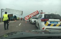 Автокран сбил рекламную арку на Кольцевой дороге во Львове