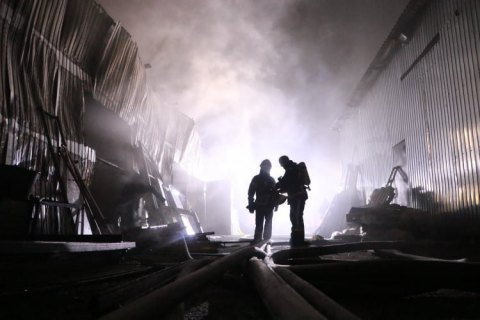 Спасатели потушили масштабный пожар на ул. Святошинской в Киеве