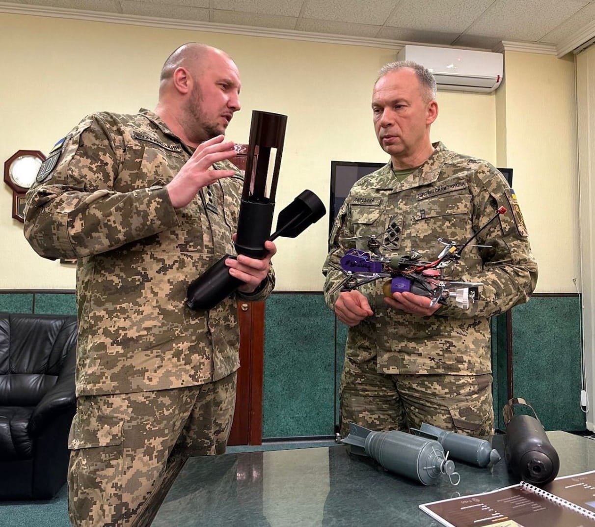 Головнокомандувач ЗСУ генерал-полковник Олександр Сирський і його заступник полковник Вадим Сухаревський