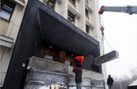 В Одессе входы в ОГА блокируют бетонными блоками