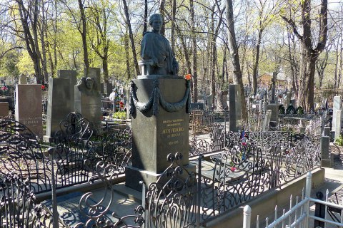 З могили Лесі Українки в Києві вкрали бронзові деталі