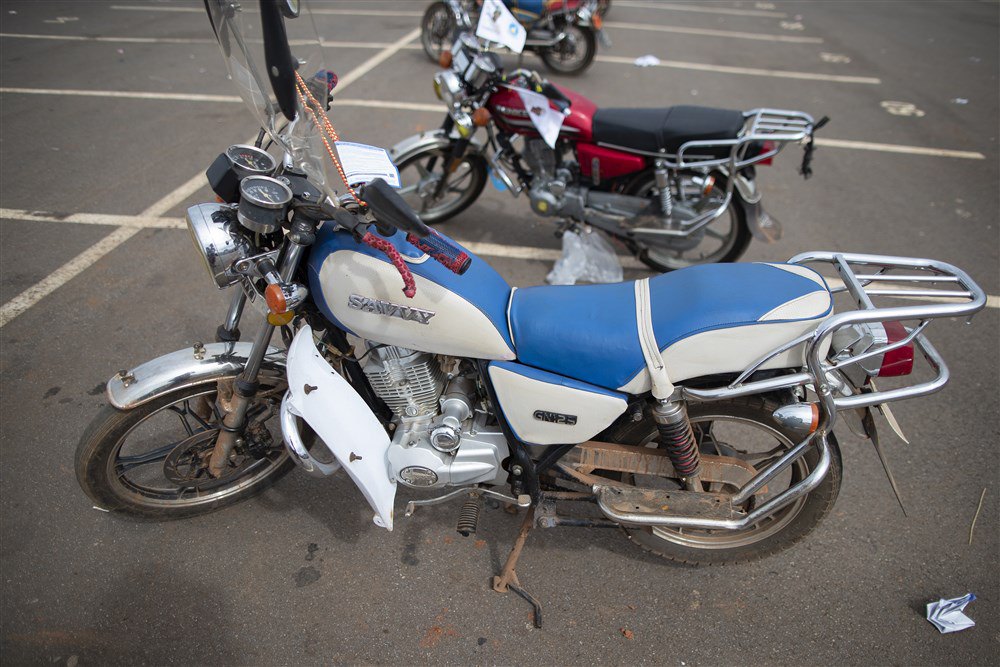 Мотоцикл китайського виробництва марки Savvy припаркований у столиці Камеруну Яунде
