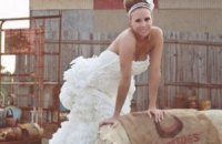 В США устроили конкурс свадебных платьев из туалетной бумаги