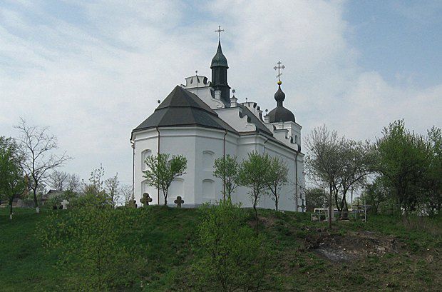 Ильинская церковь в Суботове стоит на холме рядом с оборонным двором Хмельницких. В XVII в. храм был окружен валом и
частоколом.