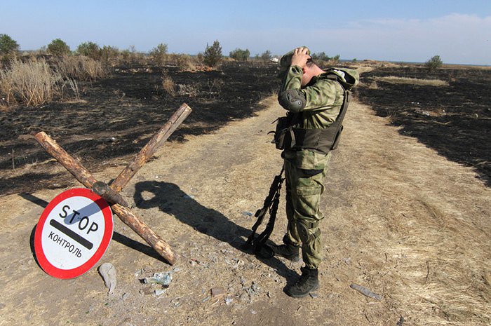 Украинский солдат возле украинско-российской границы в Новоазовском районе Донецкой области, 23 августа 2014.