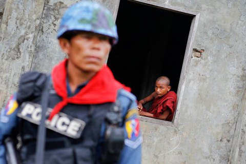 Групи поліцейських М'янми виїхали з країни після наказу стріляти у протестувальників