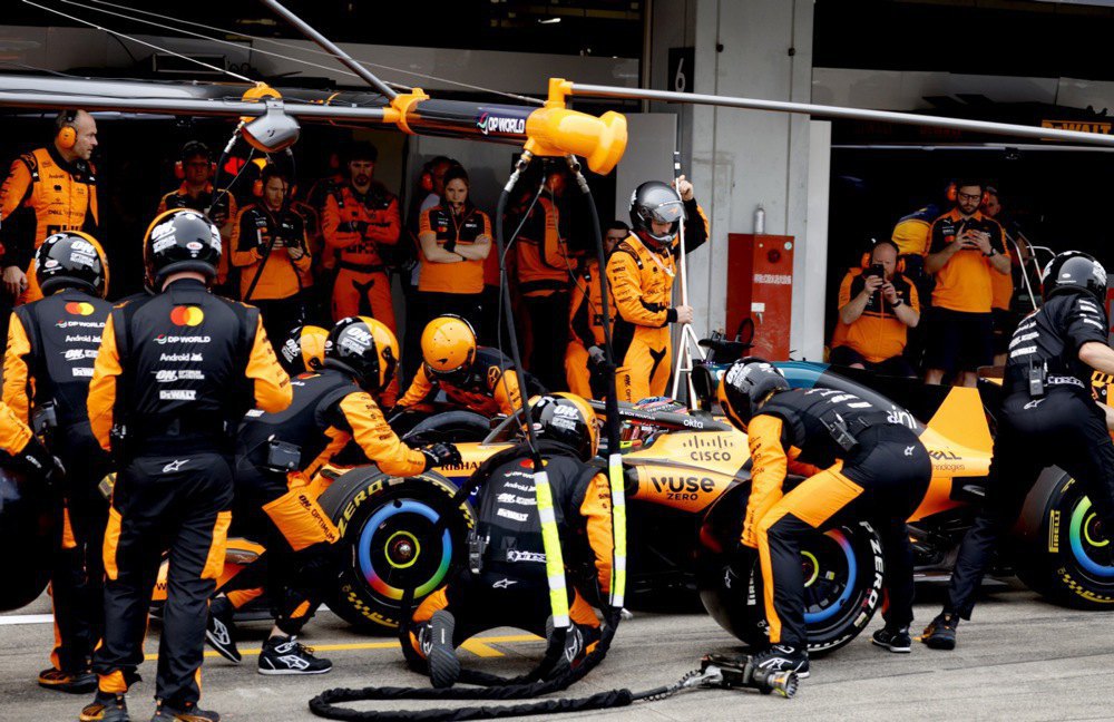 Оскар Піастрі на піт-стопі