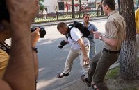 На акции FEMEN сотрудник грузинского посольства избил журналиста