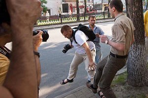 Милиция возбудила дело против сотрудника посольства Грузии за избиение журналиста 