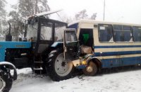 Под Киевом 7 человек пострадали в ДТП с участием маршрутки и трактора
