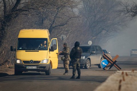 Боевики подстрелили женщину на остановке возле блокпоста "Оленевка"