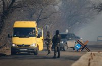 Боевики подстрелили женщину на остановке возле блокпоста "Оленевка"