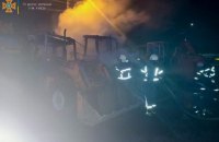 На территории предприятия в Киеве дотла сгорели три экскаватора