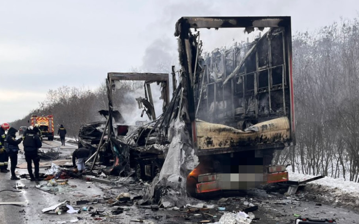 На Кіровоградщині зіштовхнулись вантажівка та автобус, обидва водії загинули