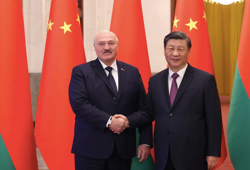Голова КНР Сі Цзіньпін і президент Білорусі Олександр Лукашенко під час зустрічі в Пекіні, 1 березня 2023.