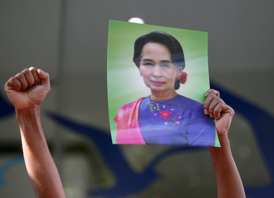 Фотография задержанного лидера Мьянмы Аун Сан Су Чжи во время акции протеста против государственного переворота в Мьянме возле
посольства страны в Бангкоке, Таиланд, 1 февраля 2021