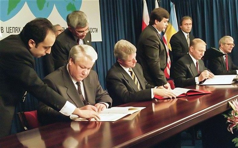 Підписання Меморандуму про гарантії безпеки у зв'язку з приєднанням України до Договору про нерозповсюдження ядерної зброї, 5
грудня 1994 року. 