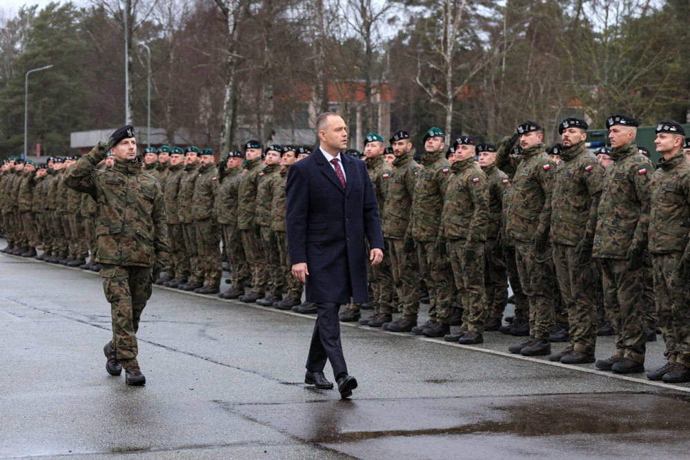 Президент Польщі Кароль Навроцький відвідує польські війська, дислоковані на військовій базі Адажі, Латвія, 11 грудня 2025 р.