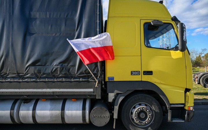 Євродепутати звернулися до Анджея Дуди зупинити блокування українських вантажівок на кордоні з Польщею