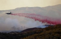 Пожежники сповільнюють поширення лісової пожежі на північ від Лос-Анджелеса