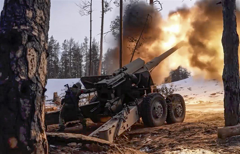 Окупанти ведуть вогонь із самохідної артилерійської установки ‘Гіацинт’, Запорізька область.