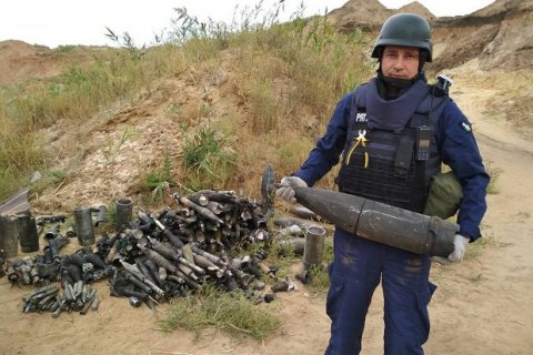ГосЧС изъяла 150 взрывоопасных предметов после пожара на складе боеприпасов под Мариуполем