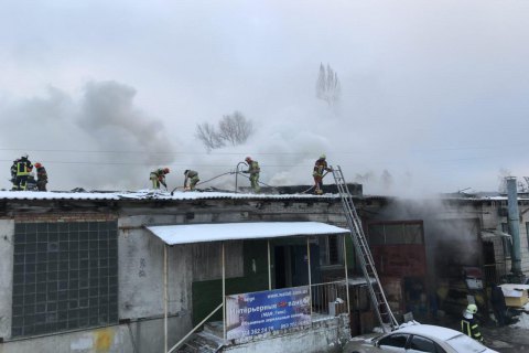 У метро "Выдубичи" сгорел склад со стройматериалами