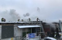 У метро "Выдубичи" сгорел склад со стройматериалами
