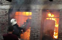 В Чернигове из-за сильного пожара на складе дверей погиб человек