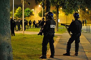 Во Франции демонстранты забросали полицейских горящими покрышками