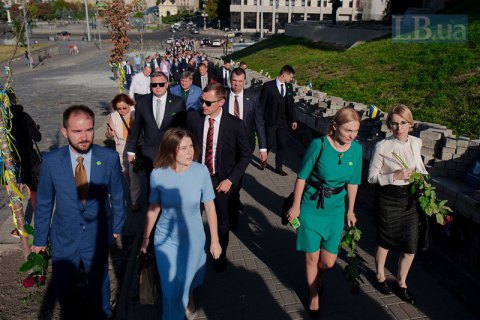 Нардепы "Слуги народа" торжественно прошли с Михайловской площади в Верховную Раду