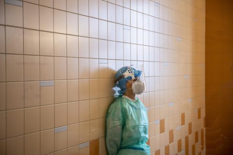 В Украине коронавирус диагностировали у еще 6 тысяч человек, 102 пациента умерли