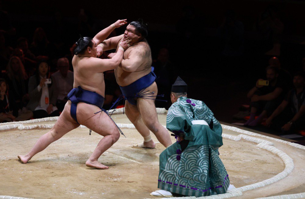 Йокодзуна Хошорю (праворуч) під час сутички на дохйо