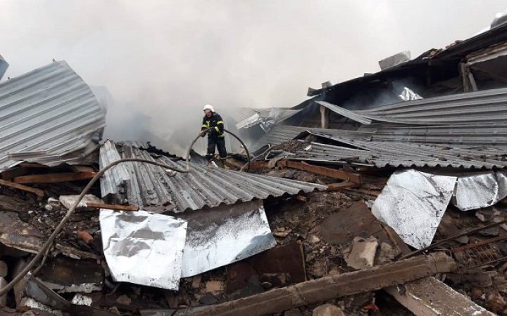 На Харківщині через російські обстріли спалахнула масштабна пожежа на підприємстві