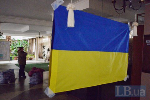 В Краматорске три выпивших юнца сожгли шесть флагов Украины
