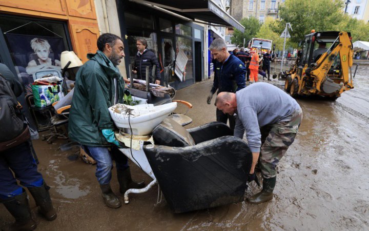 На частину Франції зійшли масштабні повені, повідомляють про відключення світла і затоплені шосе