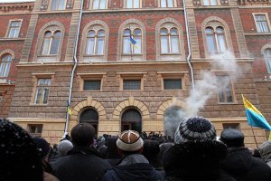 Активисты освободили Черновицкую ОГА и облсовет